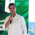 governador Ricardo Ferraço, homem branco de meia-idade vestindo camisa branca, fala ao público durante o lançamento