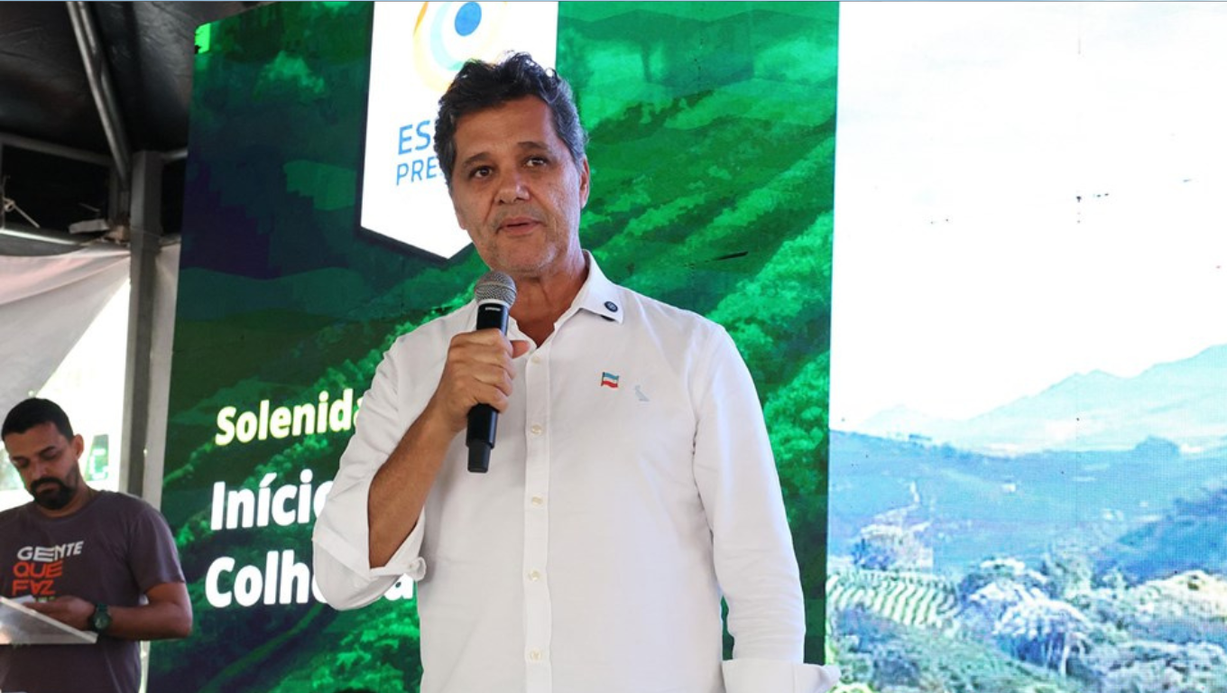 governador Ricardo Ferraço, homem branco de meia-idade vestindo camisa branca, fala ao público durante o lançamento