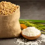 pacote de arroz colhido ao lado de cumbuca com arroz cozido