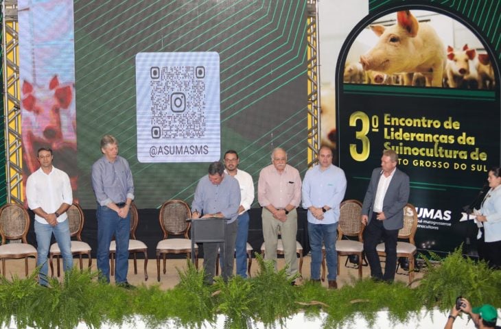 Durante a Expogrande 2025, em Campo Grande (MS), o governador Eduardo Riedel anunciou que o programa Leitão Vida será modernizado, com objetivo de aumentar a competitividade da cadeia produtiva de suínos no estado do Mato Grosso do Sul