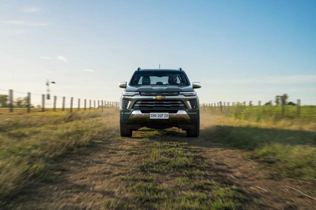 imagem mostra uma Chevrolet S10 em uma estrada de terra de uma fazenda. O veículo está vindo em direção à câmera. imagem mostra uma Chevrolet S10 em uma estrada de terra de uma fazenda. O veículo está vindo em direção à câmera.