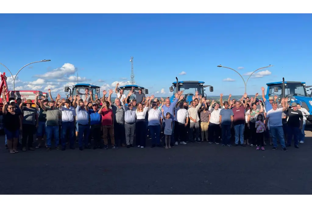 Paraná entrega máquinas para agricultura familiar em municipio