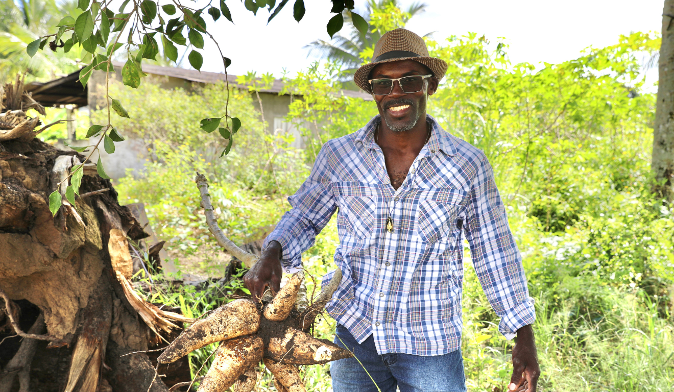 A imagem mostra um produtor de mandioca que participa do programa Garantia-Safra na Bahia