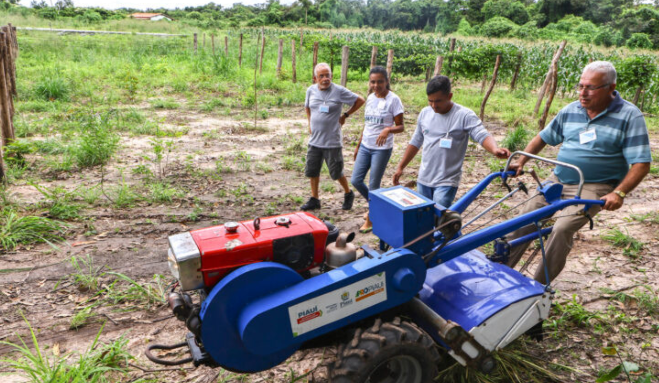 A imagem demonstra as aulas práticas da SAF no uso dos tratores agrícolas
