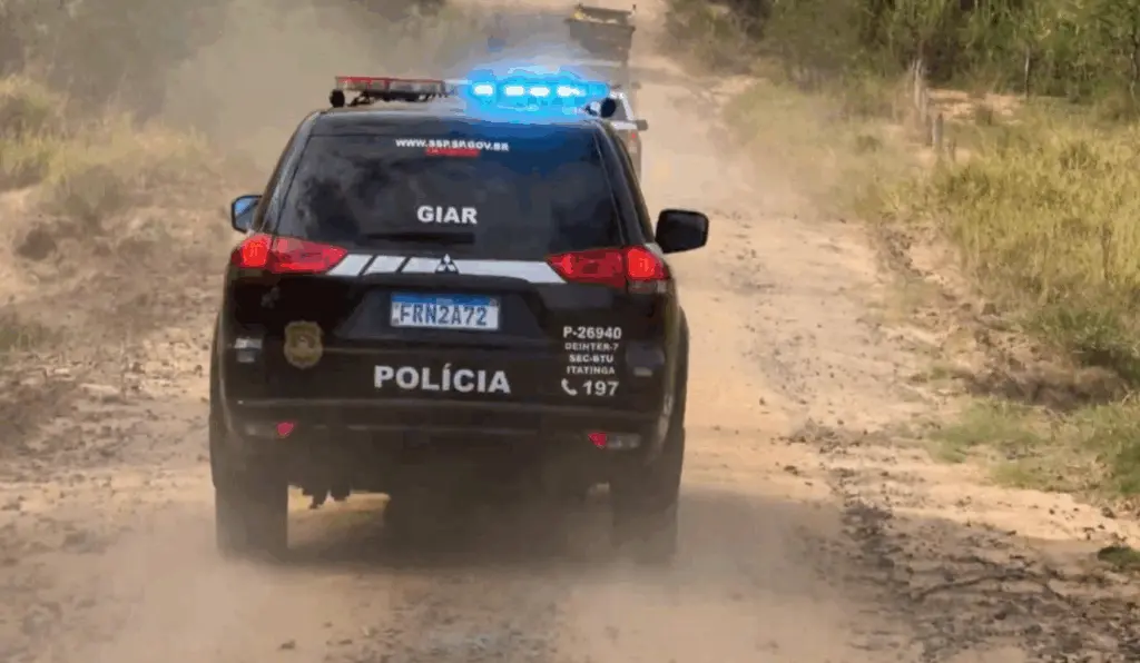 A imagem representa o programa paulista que atua em áreas rurais e no combate à criminalidade no campo, promovendo maior segurança rural