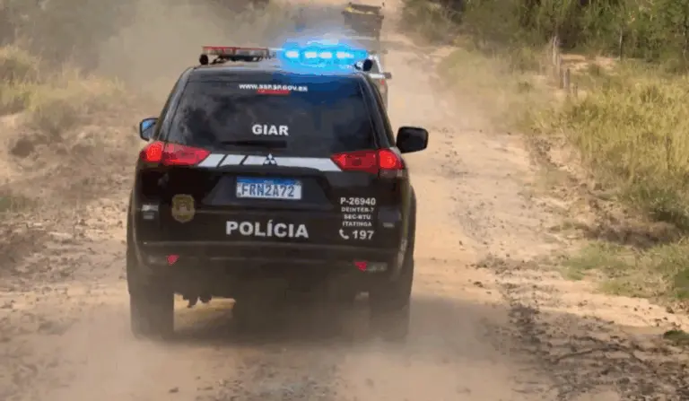 A imagem representa o programa paulista que atua em áreas rurais e no combate à criminalidade no campo, promovendo maior segurança rural