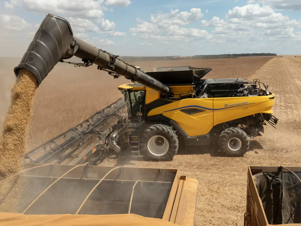 A imagem contém a maior colheitadeira do mundo apresentada na Agrishow
