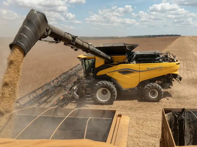 A imagem contém a maior colheitadeira do mundo apresentada na Agrishow