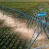 lavoura sendo irrigada por equipamento da Valley