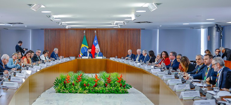 A imagem apresenta o encontro entre Lula e Boric para assinatura do acordo para certificação eletrônica