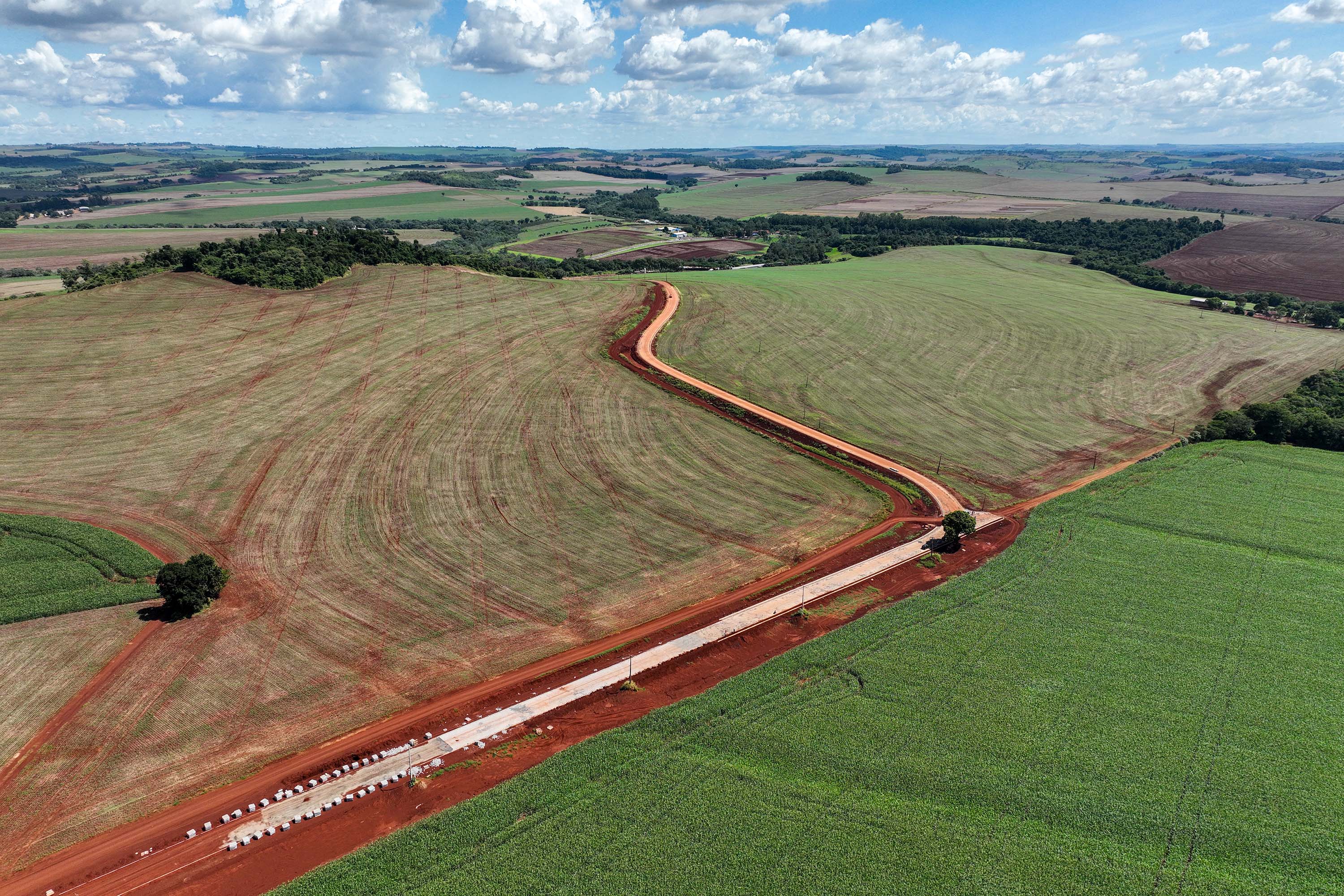 Governo do estado do Paraná investe mais de R$ 1,5 bilhão em pavimentação de vias rurais