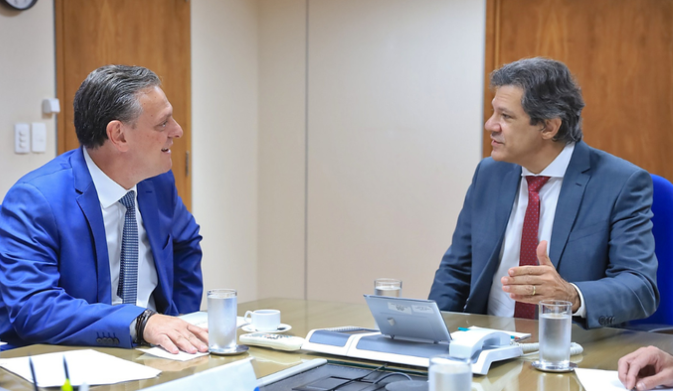 A imagem apresenta os Ministros da Agricultura e da Fazenda conversando sore o Plano Safra