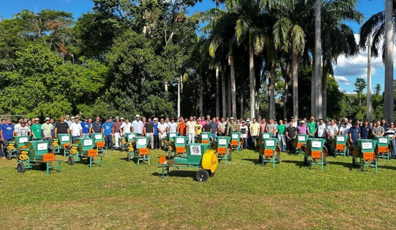 A foto registra momento da entrega das ensacadoras de forragem no sul capixaba