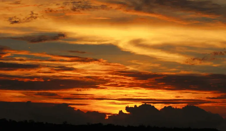 A imagem representa um por do sol no Outono na região Sudeste