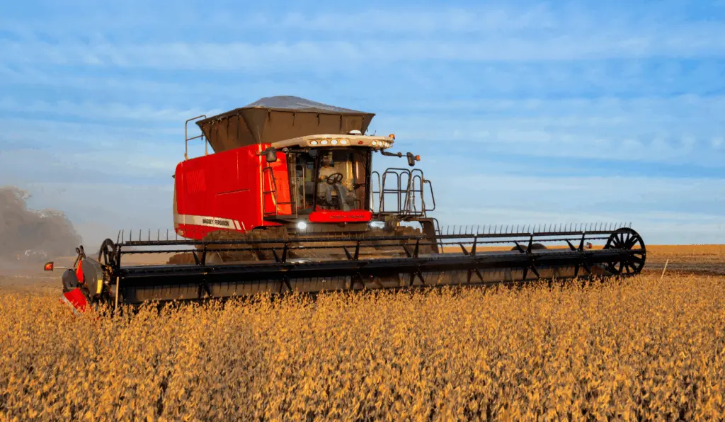 A imagem ilustra uma colheitadeira da Massey Ferguson