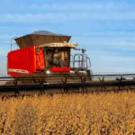 A imagem ilustra uma colheitadeira da Massey Ferguson