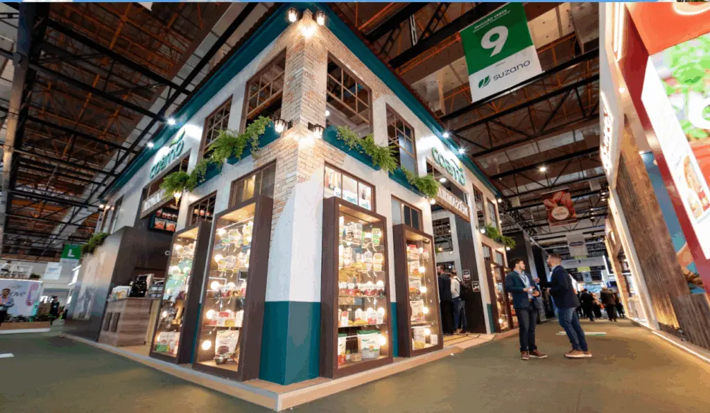 Estande da Coamo na Apas Show 2024, feira internacional do varejo supermercadista, com destaque para o cooperativismo agropecuário.