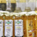 Potes de mel produzido em Sergipe, representando a apicultura local e o potencial da cadeia produtiva do mel no estado.
