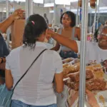 A imagem mostra uma agricultora familar que comercializa produtos na Agrotins 2025