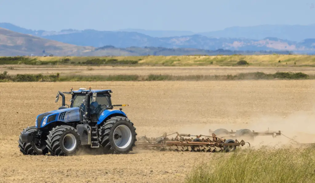 Dois equipamentos agrícolas serão usados para impulsionar a produção rural e beneficiar pequenos produtores locais Dois equipamentos agrícolas serão usados para impulsionar a produção rural e beneficiar pequenos produtores locais