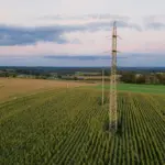 A imagem ilustra como a conectividade no campo auxilia os produtores a ampliar o conhecimento e otimização da produção