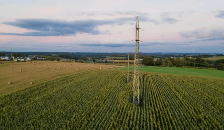 A imagem ilustra como a conectividade no campo auxilia os produtores a ampliar o conhecimento e otimização da produção