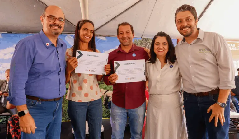 Agricultores familiares recebem kits de irrigação em cerimônia realizada no Norte de Minas.