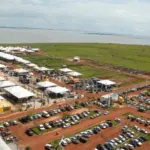 Vista do campo aberto onde é realizada a Agrotins 2025, em Palmas (TO)