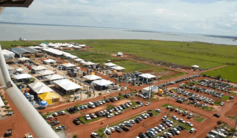 Vista do campo aberto onde é realizada a Agrotins 2025, em Palmas (TO)