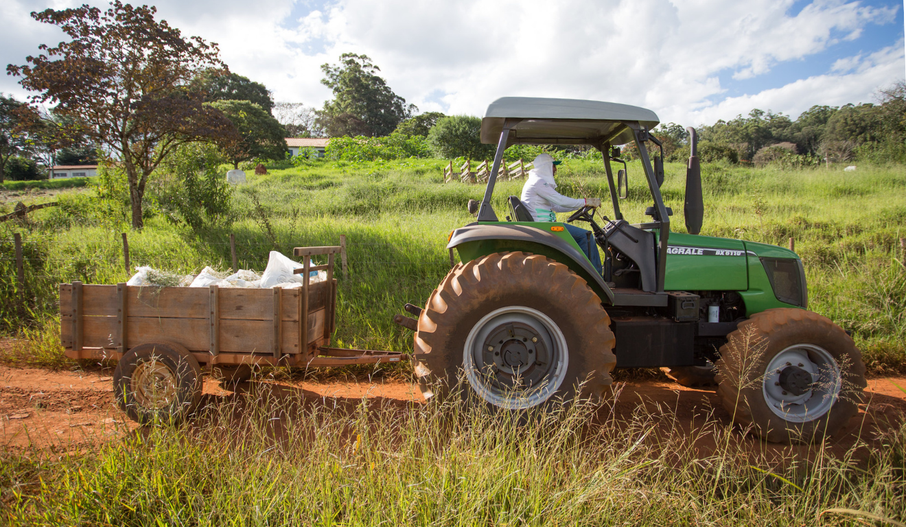 Dois equipamentos agrícolas serão usados para impulsionar a produção rural e beneficiar pequenos produtores locais