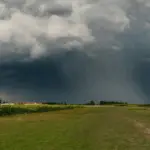 A imagem representa as fortes chuvas e queda nas temperaturas que passarão para o Brasil