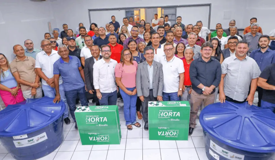 Equipamentos para irrigação foram distribuídos para agricultores familiares e representantes de associações Equipamentos para irrigação foram distribuídos para agricultores familiares e representantes de associações