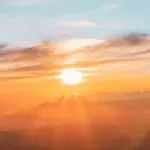 A imagem representa a elevação das temperaturas, que deve trazer calor para Centro-Sul do Brasil