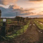 Cerca de propriedade rural simbolizando segurança no campo