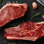 Dois bifes de carne bovina representando a oferta da proteína proveniente do Mercosul