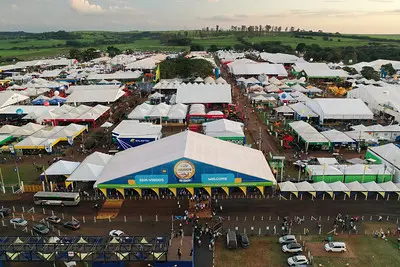 A imagem contém o evento Agrishow que mostra agro brasileiro cada vez mais verde e digital