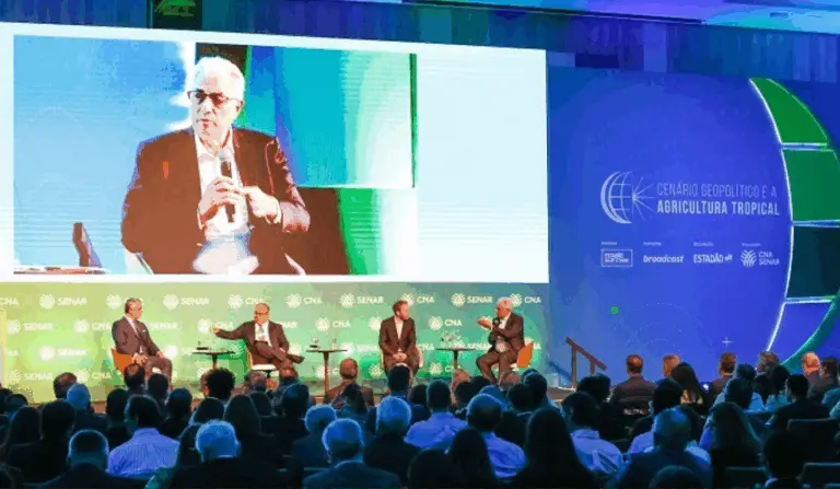 Imagem registra o segundo painel do dia, que teve como tema “Nova Ordem Mundial” e reuniu nomes de peso para discutir riscos, oportunidades e projeções para o setor