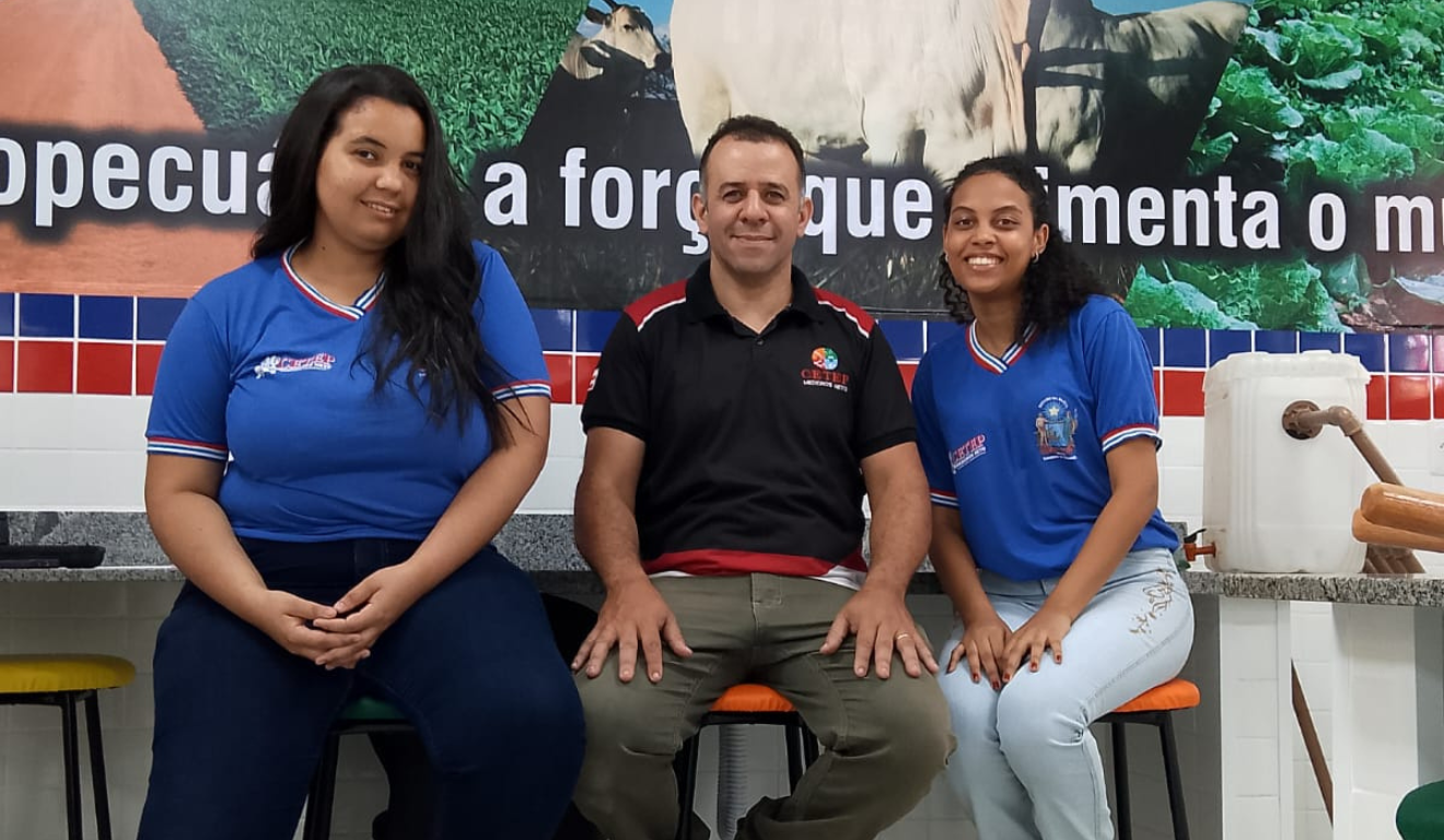 Foi informado pelo Governo da Bahia, ontem (16), que as estudantes Rafaela Oliveira, e Érica dos Santos, alunas do Centro Territorial de Educação Profissional de Medeiros Neto (BA), promovem um projeto de pesquisa para transformar o lixo do agro em lenha sustentável.