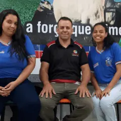 Foi informado pelo Governo da Bahia, ontem (16), que as estudantes Rafaela Oliveira, e Érica dos Santos, alunas do Centro Territorial de Educação Profissional de Medeiros Neto (BA), promovem um projeto de pesquisa para transformar o lixo do agro em lenha sustentável.