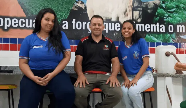 Foi informado pelo Governo da Bahia, ontem (16), que as estudantes Rafaela Oliveira, e Érica dos Santos, alunas do Centro Territorial de Educação Profissional de Medeiros Neto (BA), promovem um projeto de pesquisa para transformar o lixo do agro em lenha sustentável.