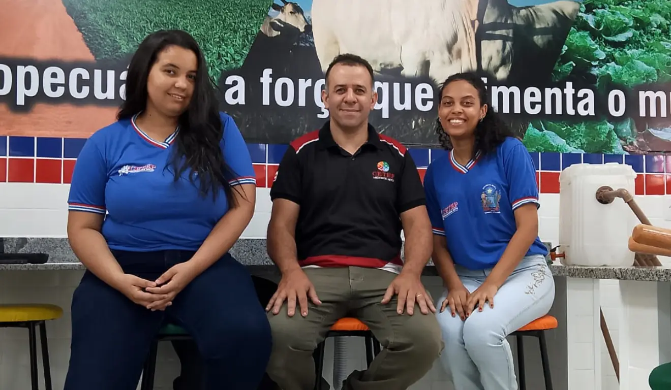 Foi informado pelo Governo da Bahia, ontem (16), que as estudantes Rafaela Oliveira, e Érica dos Santos, alunas do Centro Territorial de Educação Profissional de Medeiros Neto (BA), promovem um projeto de pesquisa para transformar o lixo do agro em lenha sustentável. Foi informado pelo Governo da Bahia, ontem (16), que as estudantes Rafaela Oliveira, e Érica dos Santos, alunas do Centro Territorial de Educação Profissional de Medeiros Neto (BA), promovem um projeto de pesquisa para transformar o lixo do agro em lenha sustentável.