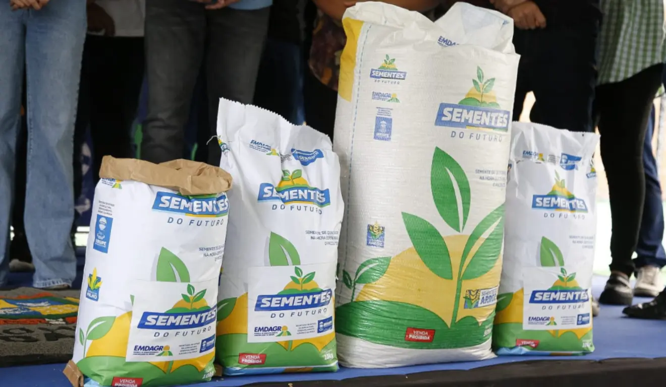O Governo do Sergipe, através da Secretaria de Estado da Agricultura, Desenvolvimento Agrário e da Pesca (Seagri) e da Empresa de Desenvolvimento Agropecuária (Emdagro), realizou, na última sexta-feira (13), mais uma etapa do programa “Sementes do Futuro”, no povoado de Serrão, em Ilha das Flores (SE)