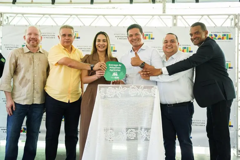 Governo federal entrega 16 tratores a cidades do Maranhão