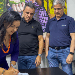 A imagem mostra a assinatura do termo para ampliar a produção leiteira em Alagoas