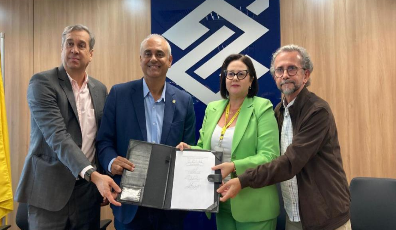 Técnicos, autoridades e a superintendete estadual do Banco do Brasil estiveram presentes na assinatura do cônvenio