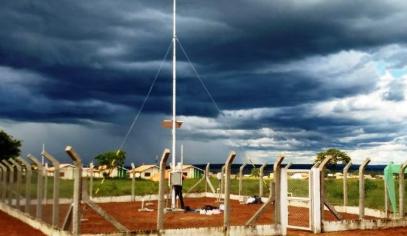 O Governo do Mato Grosso do Sul, através da Secretaria de Meio Ambiente, Desenvolvimento, Ciência, Tecnologia e Inovação (Semadesc), fechou uma parceria com o Instituto Nacional de Meteorologia (Inmet), vinculado ao Ministério da Agricultura e Pecuária (Mapa), para monitoramento do clima no estado
