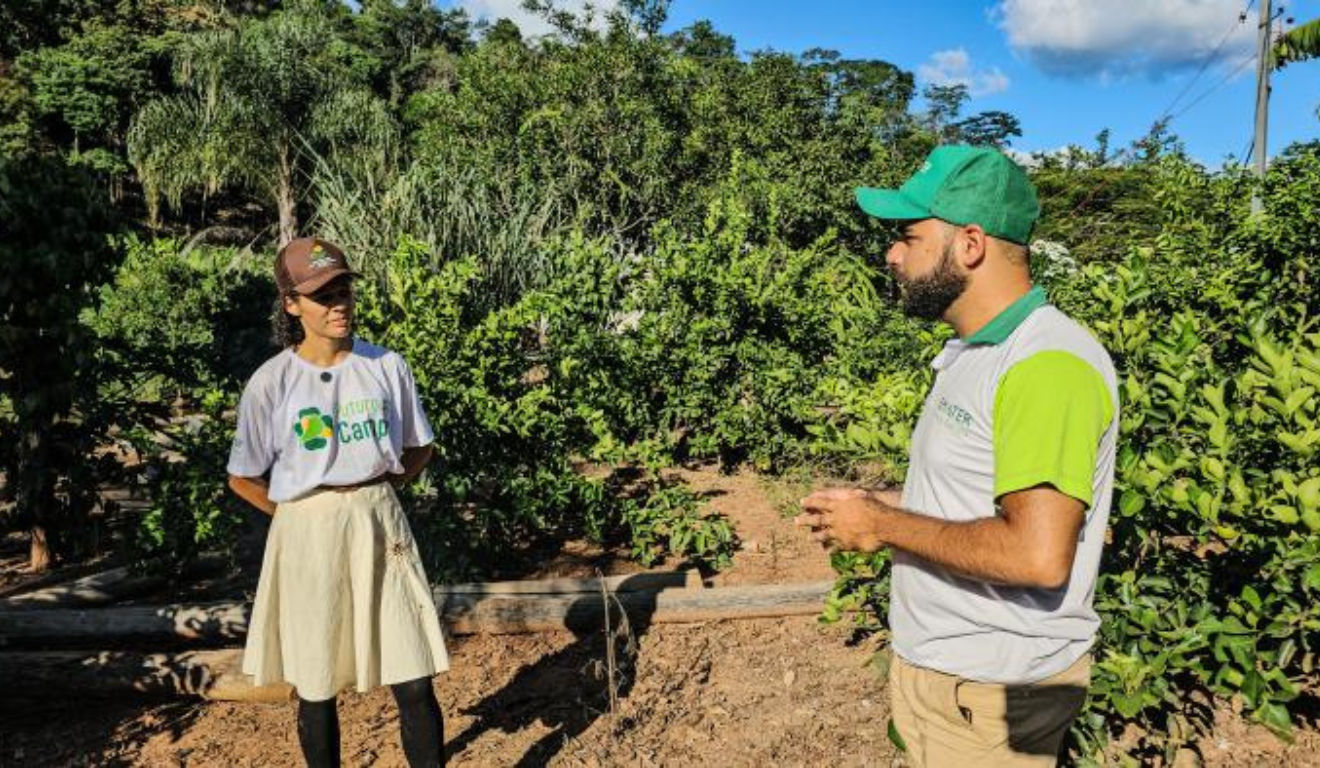 Com apenas 17 anos, Luara Salles, do município de São Pedro da União (MG), já sabe o que quer: seguir os passos da família na cafeicultura. Assim como ela, outros 506 jovens mineiros estão sendo capacitados pelo programa Futuro no Campo, lançado em novembro de 2024 pela Emater-MG, com o objetivo de impulsionar a sucessão familiar no campo, a inovação na produção rural e o protagonismo da juventude.