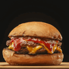 A imagem representa um hambúrguer feito com carne moída brasileira, afetada pelas tarifas norte-americanas, servido com queijo e pão artesanal