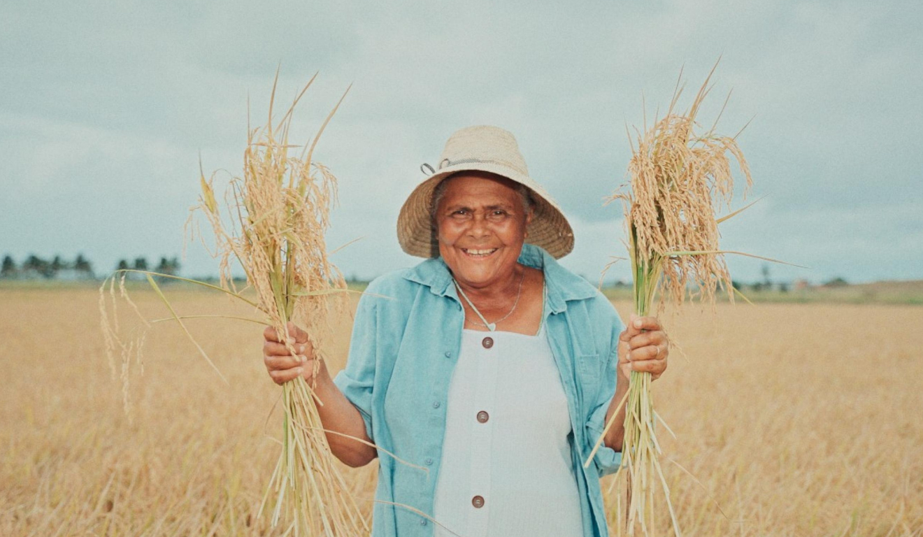 A imagem representa agricultora familiar que integra o programa que protege os produtores de perdas por seca ou chuvas excessivas