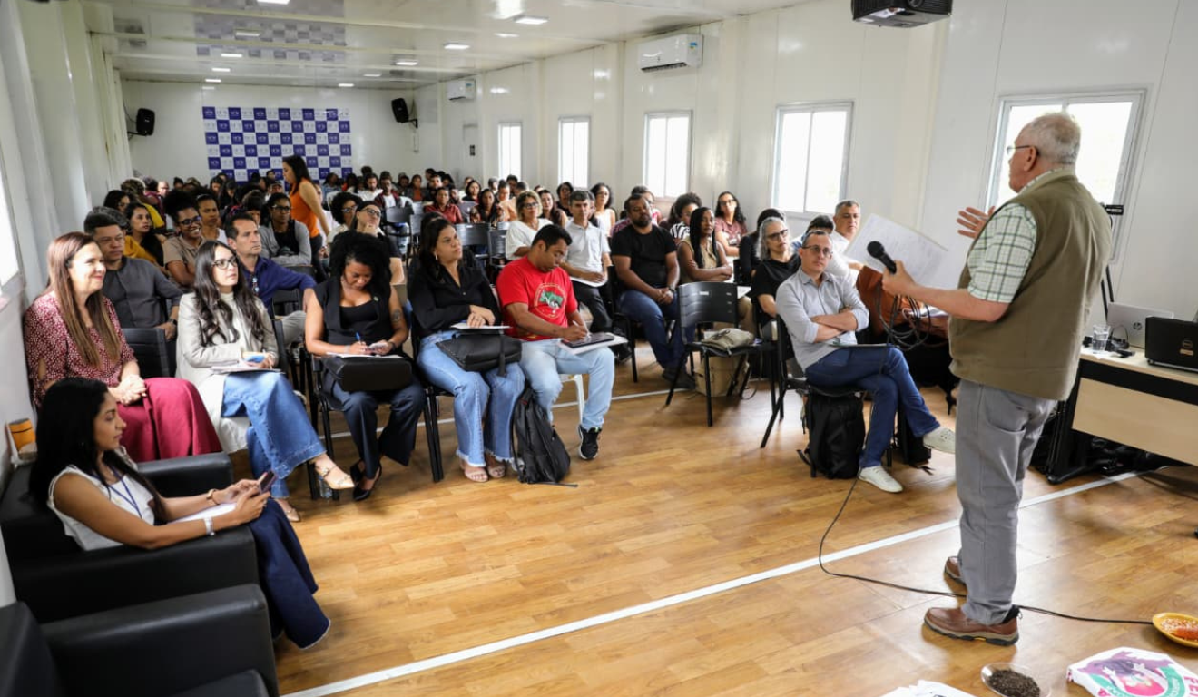 Aula inaugural do curso de especialização em agroindústrias familiares na UFRB, com palestra do professor Bernardo Manssano
